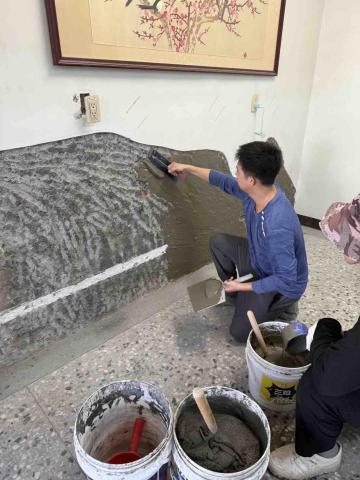 小謝 24H到府服務您！ - 一樓客廳牆壁上水泥漿