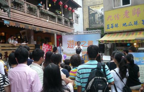 第一名魔-丁民 - 九份老街昇平戲院前的人擠人。