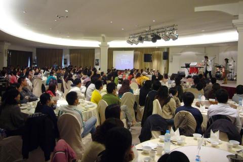 第一名魔-丁民 - 尾牙聯歡，沒有人寒暄，每個人都想搞清楚魔術師的把戲。