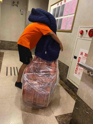 好好搬家 - 按摩椅先包膜後套上專用保護布套