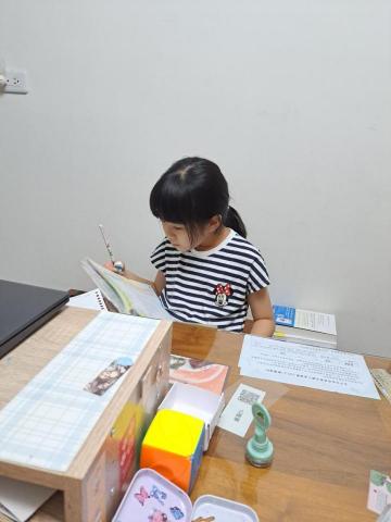 張家俞 - 圖片中是在幫表妹複習功課