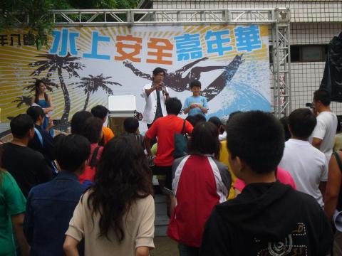 第一名魔-丁民 - 嘉年華活動，觀眾注視著魔術師手上的效果。