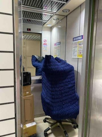 好好搬家 - 電腦椅也使用布套保護搬運