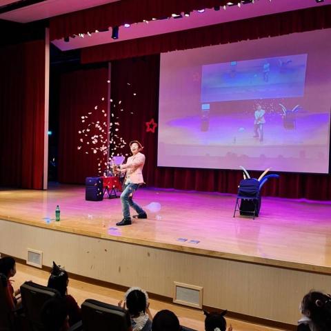 第一名魔-丁民 - 開場後的爆筒，雪花滿天為表演揭開序幕。