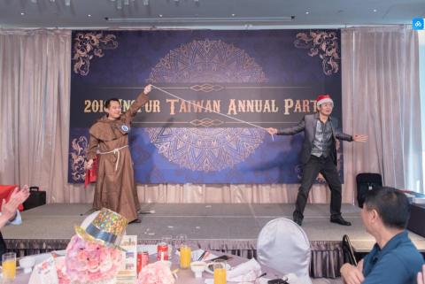 第一名魔-丁民 - 聖誕節的公司聚餐，老闆笑得好開心。