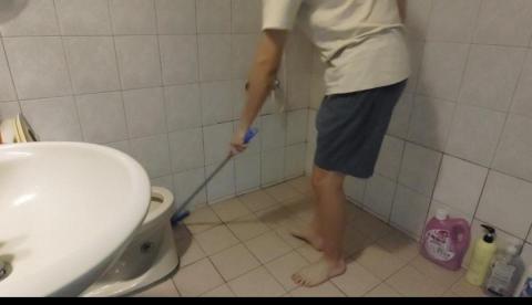 兔兔清潔員 - 清潔廁所