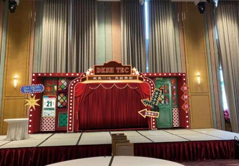 洪藜容 - 舞台背板設計效果