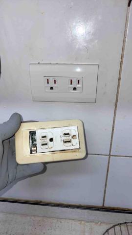 佳昆水電 -  插座解體，換新