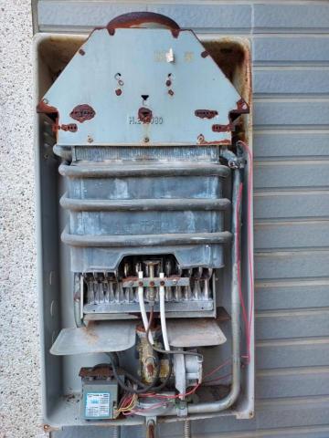 老潘 - 戶外型熱水器無法點火，更換ic控制器後修復完成