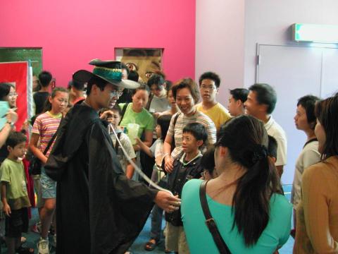 第一名魔-丁民 - 魔術師打扮成哈利波特吸引民眾目光。