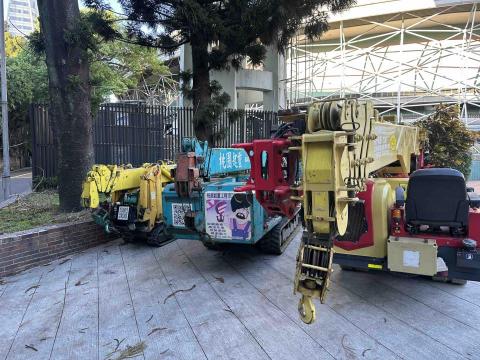 顏陽起重 - 左至右 2、3、5T蜘蛛吊車 專營室內吊掛工程