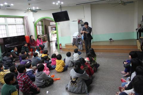 第一名魔-丁民 - 純樸鄉下育幼院的小朋友看魔術樂不可支。