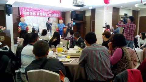 第一名魔-丁民 - 歲末尾牙聚會，魔術師的演出犒賞員工一整年的辛苦。