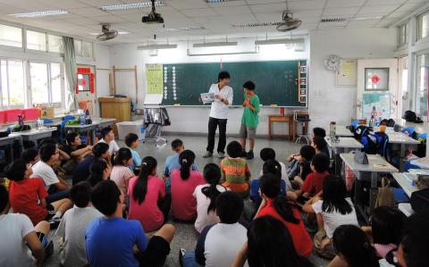 第一名魔-丁民 - 班級同樂會也請來魔術師助陣。