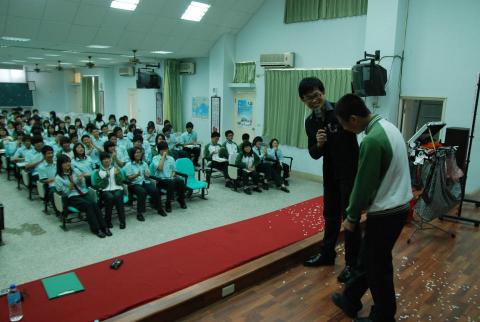 第一名魔-丁民 - 高中生見多識廣，看到魔術還是驚奇不已。