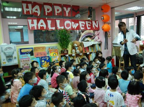 第一名魔-丁民 - 小小的幼兒園教室，擠了超多人。