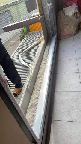 泉鋒工程行/黃鏵鋕 - 打拆完，安裝新拉門鋁窗框