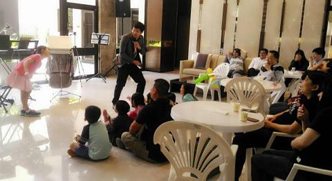 第一名魔-丁民 - 小家庭的聚會，交誼廳就能收看近距離演出。