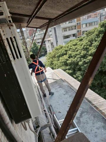 A+淘蟲師-正欣環衛 - 台北市某7樓住宅因長期有野鴿棲息於窗外平台，經介紹委託本公司協助驅離築巢鴿禽並安裝防鳥網～
（現場丈量尺寸中-圖1）