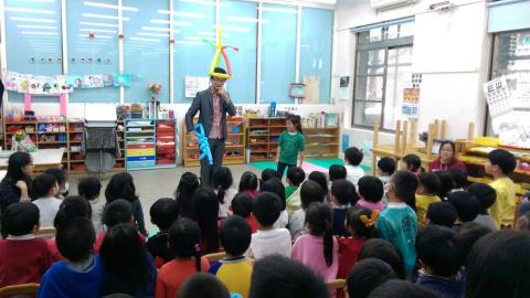 第一名魔-丁民 - 幼兒園小朋友齊聚一堂看魔術。