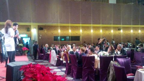 第一名魔-丁民 - 台下坐了好多外國人，準備雞同鴨講!