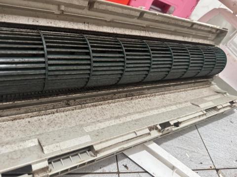 黃炳睿 - 分離式冷氣清洗前