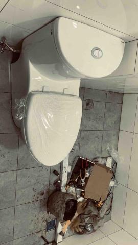 賴睿瑭 - 馬桶安裝現場