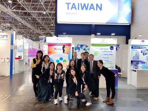 陳詩詠 - 公司實習，代表公司前往德國杜賽道夫，參展全球醫材展MEDICA。