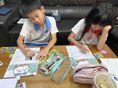 日文老師Roy ローイ陳翰寬 - 正在學習 吉伊卡哇唱歌的小朋友們