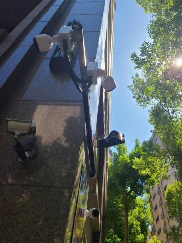 樂思達 - 團隊在安裝戶外設備時，會綜合考量多方面因素，包括防水性、穩固性、簡潔性及美觀性。這些特性不僅提升設備的耐用性與功能性，還能確保其在不同環境中的適用性，同時兼顧外觀設計，達成實用與美學的平衡。