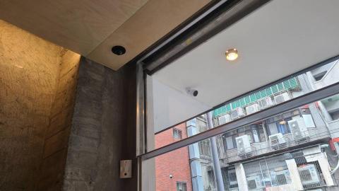 樂思達 - 團隊在設備安裝時，會綜合考量室內外設計的對稱性，確保整體效果簡潔且美觀，以達到最佳的視覺與功能平衡。