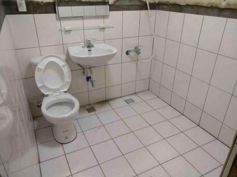 彰芳工程行 - 局部拆除浴缸後重建。