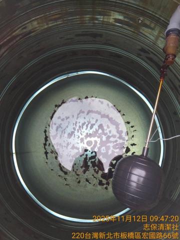 涂鴻志 - 兩年沒洗的白鐵水塔，底部有泥沙沉澱。