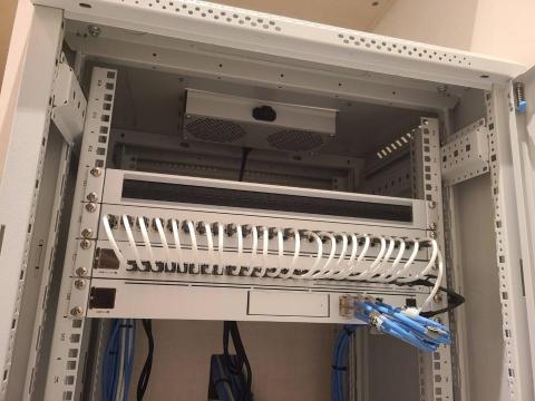 樂思達 - 在安裝機櫃時，團隊會綜合考量整體設計，包括穩固性、簡潔性及美觀性，以確保結構安全、布局合理並符合視覺需求。