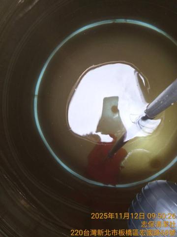 涂鴻志 - 開始刷洗，攪拌底部沉澱泥沙，水開始變混濁。