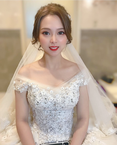 Bonnie make up - 像春天一樣柔軟、明亮、帶著甜甜的氣息。
這款新娘造型以 清新甜美＋自然光澤感 為主軸，
讓五官在鏡頭前呈現「自帶濾鏡」的柔和光。

✨ 明亮甜感底妝
薄透又帶微光，呈現乾淨又充滿少女感的膚質。

✨ 蜜桃蘋果肌
淡淡提升臉部氣色，整體視覺更年輕、更可愛。

✨ 自然大眼妝
睫毛輕盈、眼神清透，散發溫柔的甜度。

✨ 柔捲法式盤髮
鬆柔線條打造滿滿的浪漫感，
搭配白紗後散發的是「溫柔、耐看、誰都喜歡
