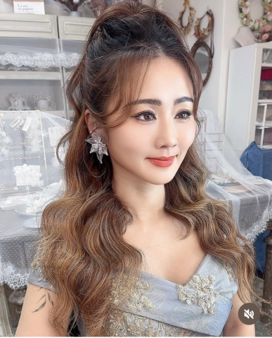 Bonnie make up - 泰妝的靈魂，是氣場。
而這款「氣勢泰妝」將五官做到 立體、亮眼、存在感極強，
卻依然維持高級與精緻。

✨ 泰式立體底妝
乾淨、透亮，
搭配鼻影、T字高光，讓五官線條更俐落、精緻又上鏡。

✨ 深邃放大眼妝
微拉長眼型＋濃密度恰到好處的睫毛，
呈現泰系明星般的強烈眼神，
每一個眼神都超有故事感。

✨ 高光與陰影的完美比例
臉部立體度瞬間拉滿，
側拍、遠拍都超強氣勢。

✨ 泰系蓬度髮型
頭頂拉高