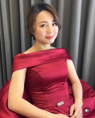 Bonnie make up - 每一位穿上酒紅禮服的女孩，
都會在那一瞬間變得更柔、更亮、更迷人。

這款晚宴造型，我以 「溫柔感」與「浪漫線條」 為主軸，
讓她在典雅中帶著柔光，在沉穩中又保留少女的亮度。

✨ 柔亮系底妝
像奶油般細緻，薄透卻能自然提亮，
讓肌膚帶著溫柔的光，不張揚也不厚重。

✨ 奶杏色眼妝 &times; 根根分明的睫毛
為眼神添上一點浪漫感，
是輕輕看一眼就覺得溫暖的那種美。

✨ 蜜桃系好氣色
剛剛好的紅潤感，
