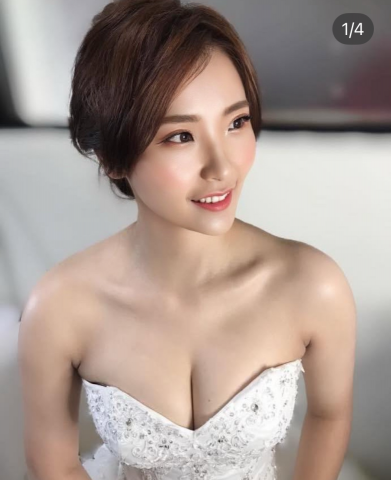 Bonnie make up - 優雅的盤髮線條，是最能展現新娘氣質的經典造型。
這款妝髮以 清透、精緻、甜柔感 為主軸，
讓五官在自然光下乾淨透亮、氣質加倍。

✨ 亮澤系底妝
薄、透、亮，像天生好膚質，
拍照、近距離都完美呈現。

✨ 甜感蜜桃頰＋乾淨大眼妝
提升臉部立體度，氣質溫柔、笑容更迷人。

✨ 高級柔線條盤髮
將髮絲收得乾淨卻不僵硬，
精緻、優雅、耐看，是婚禮上永不失誤的造型。

✨ 平口白紗襯托肩頸線
輕盈、浪漫、