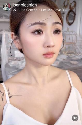 Bonnie make up - 最難的妝，是「看起來像沒化，卻精緻到不行」。
這款新娘妝容以 高級清透感 為核心，
把本身的氣質、眼神、膚質放大到最美的狀態。

✨ 玻璃光底妝
薄、透、亮，像皮膚本來就這麼好。
近距離、側光都超服貼，零厚重感。

✨ 柔霧奶茶眼妝
乾淨、溫柔、提升眼神深邃度，
根根分明的睫毛讓眼睛更亮卻不濃。

✨ 自然立體修容
超細緻陰影修出小臉效果，
照片裡完全不會有「修太多」的痕跡。

✨ 低線條法式盤髮