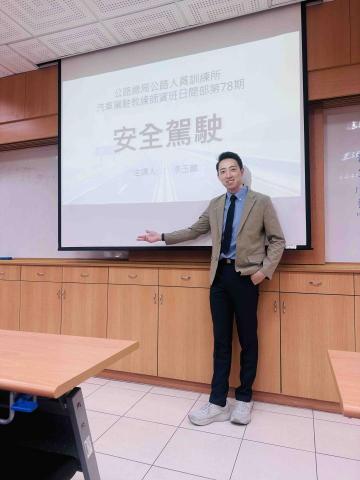 提供報名駕訓班服務的專家李玉鵬