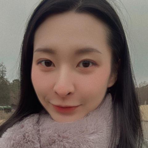 提供接睫毛長度服務的專家Rinn