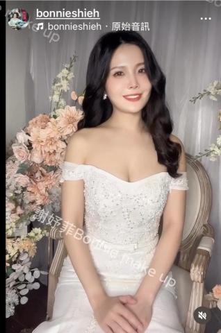 Bonnie make up - 乾淨、耐看、專屬於妳氣質的婚禮造型。

這款新娘造型以 光澤底妝＋自然大波浪 為主軸，
搭配平口白紗，更能凸顯肩頸與身形線條，
呈現優雅、女神系、零距離感的高級氛圍。

造型亮點：
✨ 透明光澤底妝，近距離也無懼鏡頭
✨ 經典大波浪，線條柔美、拍照最上鏡
✨ 修飾臉型比例，視覺上更顯精緻
✨ 與白紗完美搭配，婚攝畫面更耐看

無論是證婚、宴客、棚拍都非常適合，
是今年詢問度極高的 人氣氣質系造型。