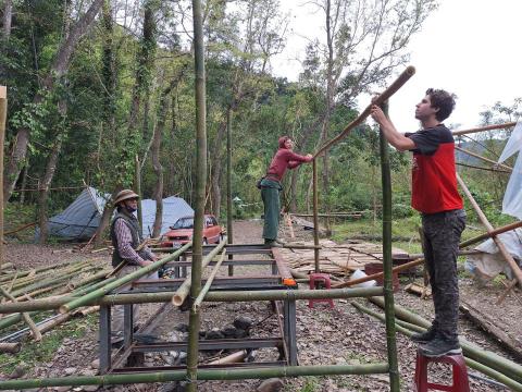 歐查理／Charlie Osborne - 竹子的燻屋施工中。老闆在左邊確認我們做到合格的程度。