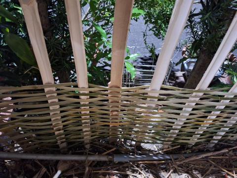 歐查理／Charlie Osborne - 最近自己喜歡做竹編，用編織做出來一個圍籬！