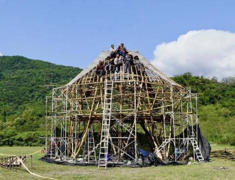 歐查理／Charlie Osborne - 我們工作隊蓋的竹子涼亭，要9個月才完工了！我在屋頂上的最右邊。