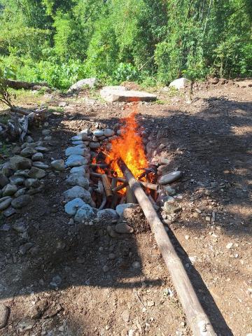 歐查理／Charlie Osborne - 我的工作責任有時候包括地下燜煮大量的食物。過程中的第一部是生個火把裡面的石頭加熱。