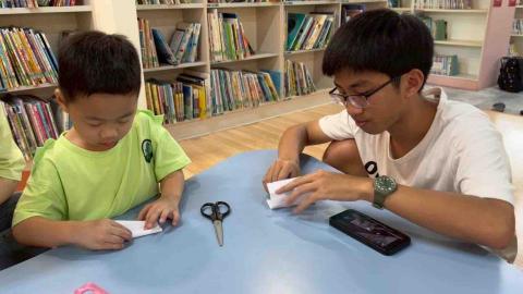張珈僎 - 大一時到圖書館陪伴幼稚園小朋友美勞活動