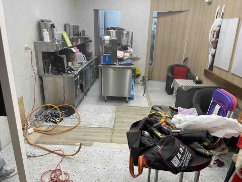 陳柏華 - 十盛飲料店：吧台拆除
台中市北區太平路50號