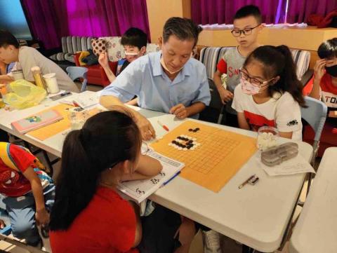 伍晋居 - 114年舉辦花蓮女中圍棋夏令營活動指導學員的照片